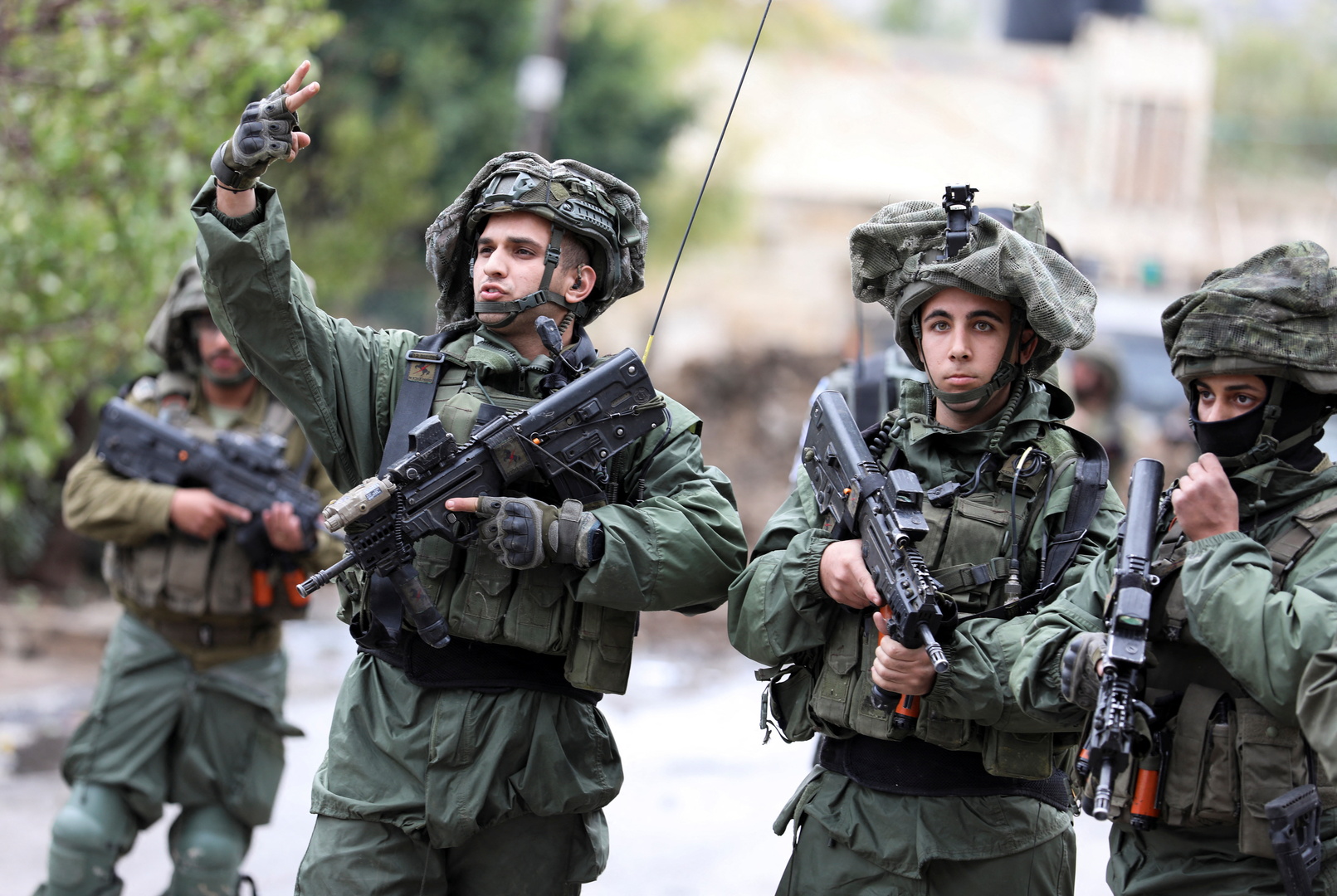 الجيش الإسرائيلي يحاصر بلدة حزما ويعتقل 25 فلسطينيا