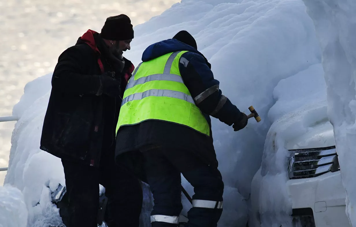 شحنة سيارات تصل روسيا مغطاة بالجليد.. من سيعوض الأضرار؟
