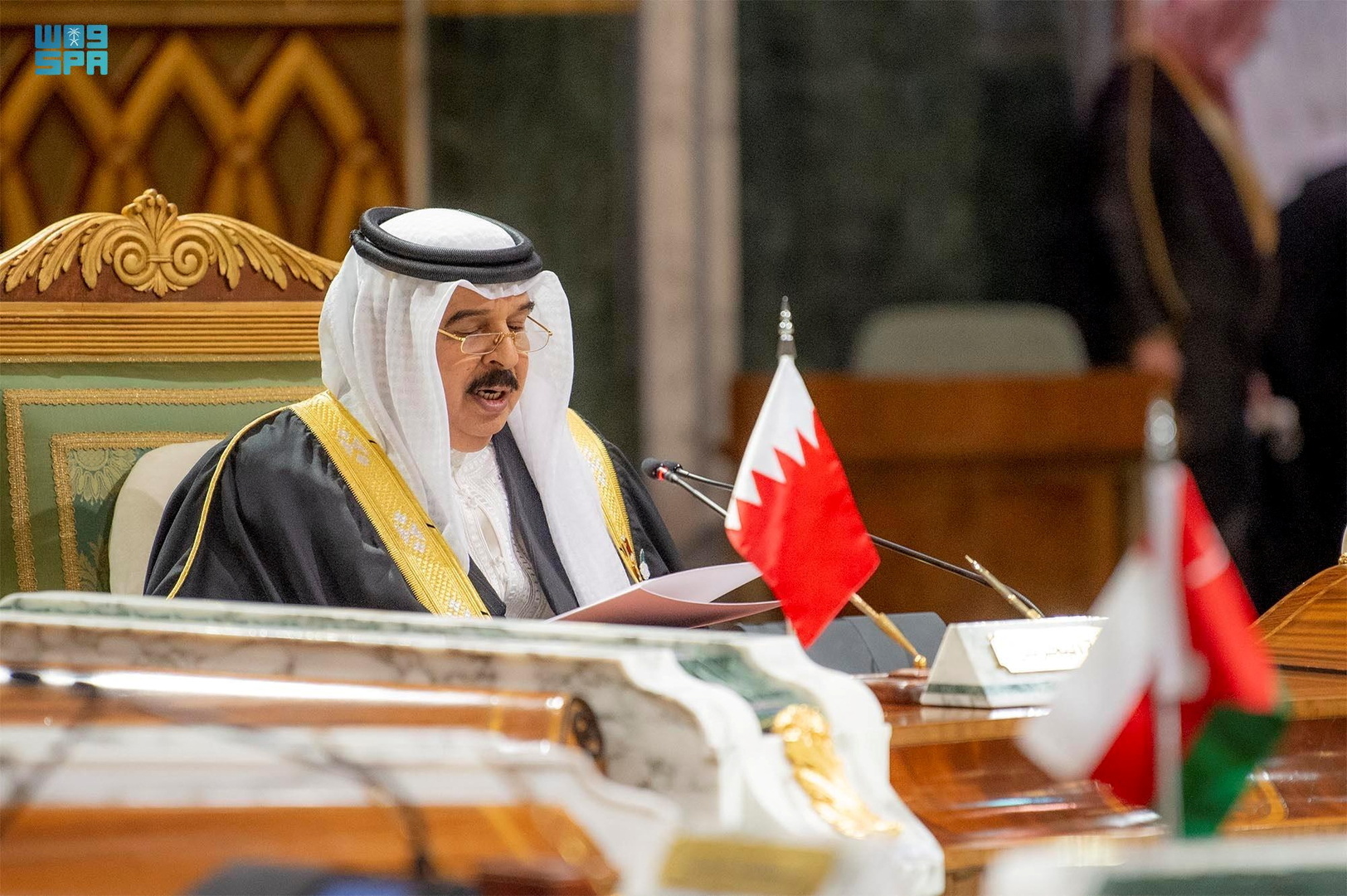 العاهل البحريني يتسلم قلادة 