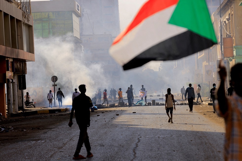 قوات الأمن تتصدى بالغاز المسيل للدموع لآلاف المتظاهرين في الخرطوم
