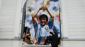 شاهد.. فريق برشلونة يطير إلى السعودية للمشاركة بكأس مارادونا (فيديو وصور)