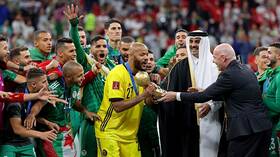 شاهد لقطات طريفة في ختام كأس العرب.. شبيه السيسي ومزاح أمير قطر مع بوقرة والحذاء الذهبي المفقود