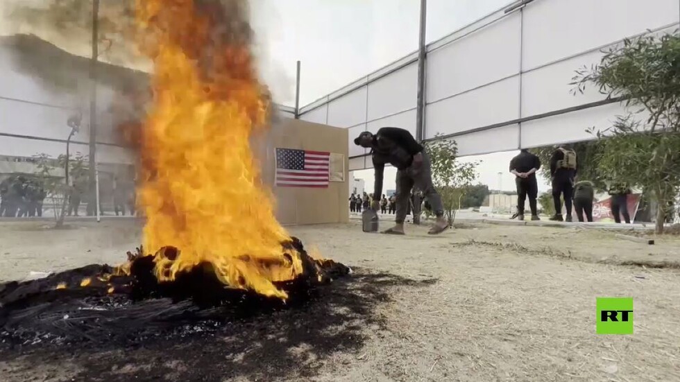 بالفيديو.. إحراق مجسم السفارة الأمريكية في بغداد