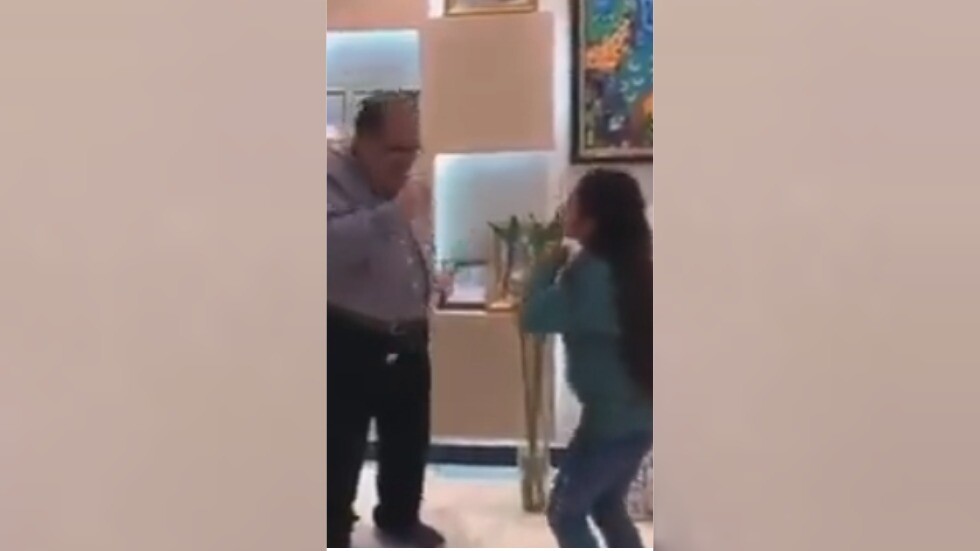 فيديو.. طبيب عراقي في بغداد يراقص طفلة مصابة بداء السكري لكسب ثقتها