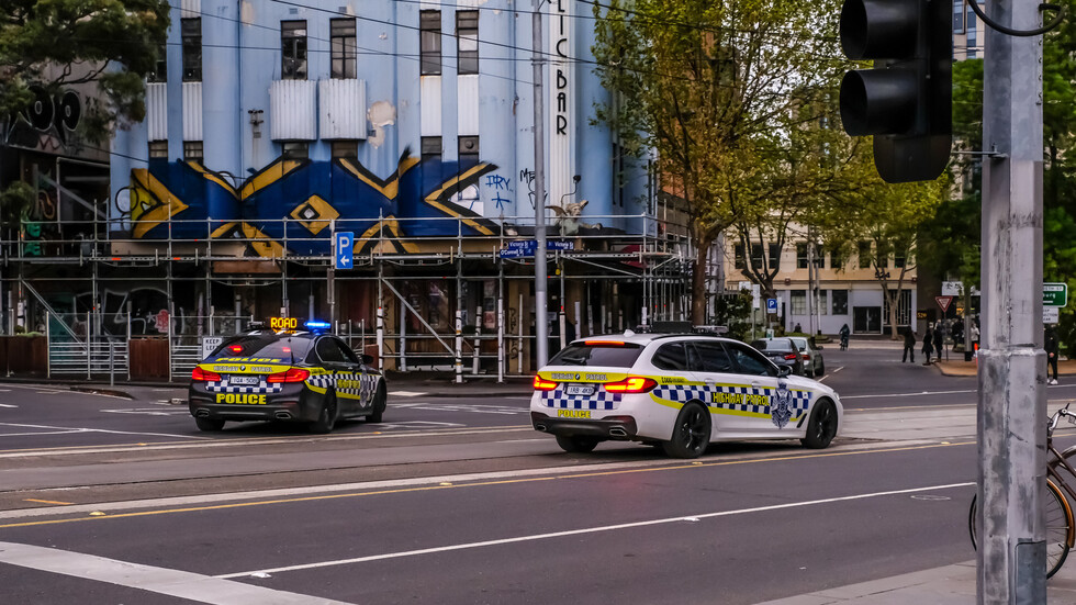 أستراليا.. رجل يضرم النار بنفسه احتجاجا على عدم حيازته شهادة كورونا (فيديو)