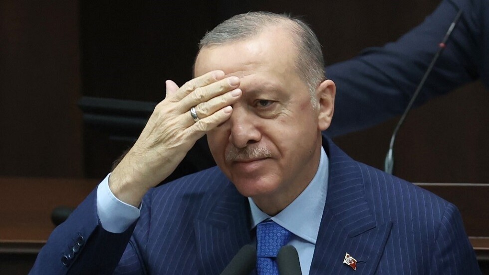 أردوغان يدعو الأتراك إلى الاحتفاظ بجميع مدخراتهم بالليرة