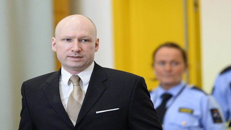 قد يرتكب جريمة جديدة.. الادعاء النرويجي يعارض الإفراج عن "سفاح النرويج"