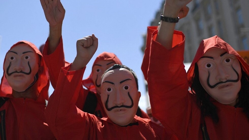 نجمة "لا كاسا دي بابيل" في شرم الشيخ لحضور منتدى الشباب (فيديو)