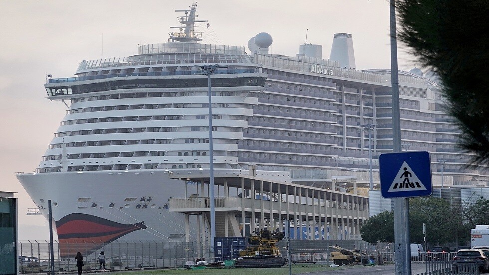 إجلاء 3 آلاف شخص من سفينة سياحية ألمانية بعد تفشي كورونا