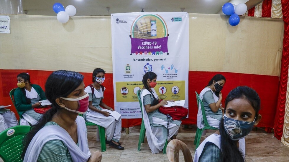 الهند تطعم المراهقين مع ارتفاع حالات الإصابة بكورونا وانتشار المتحور "أوميكرون"