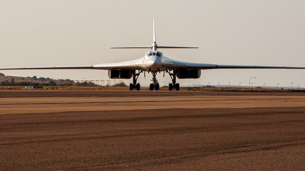الجيش الروسي يتسلم قاذفتي Tu-160M مزودتين بأسلحة جديدة