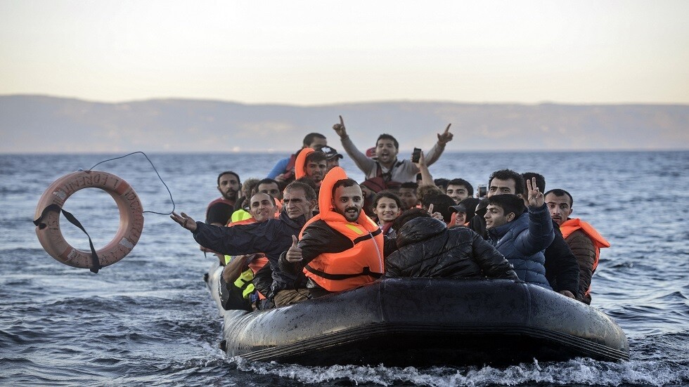 لجوء 70 مهاجرا إلى منصة نفطية في المتوسط