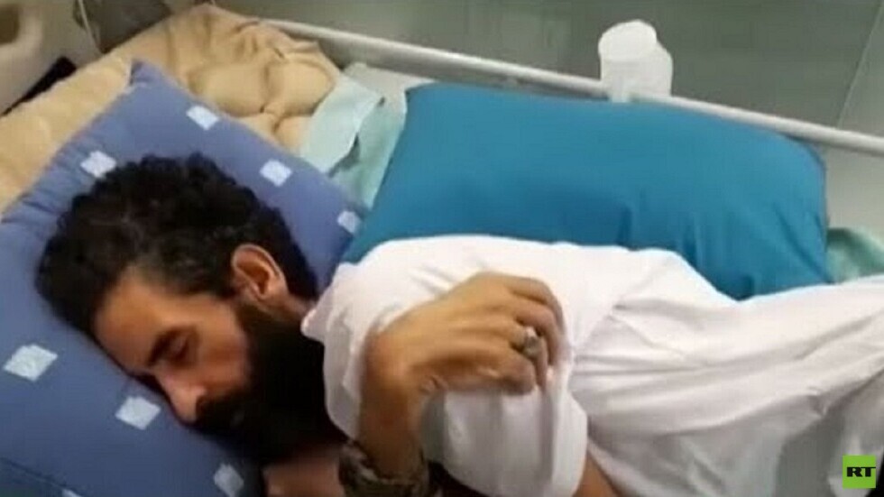 احتفالات في منزل الأسير الفلسطيني أبو هواش ونشطاء ينشرون أول صورة له بعد إعلان انتصاره (صورة وفيديو)