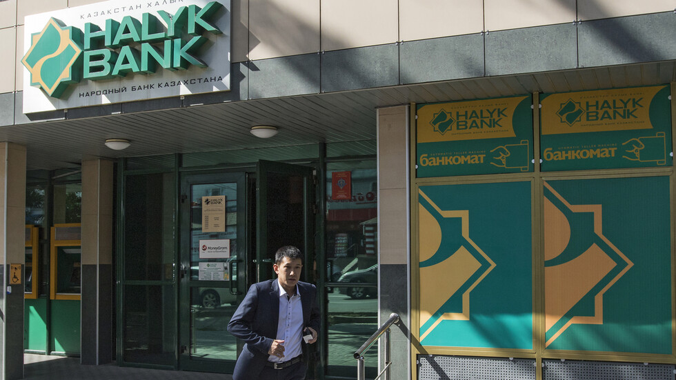 كازاخستان.. تهافت على سحب الأموال من البنوك مع انقطاع الإنترنت