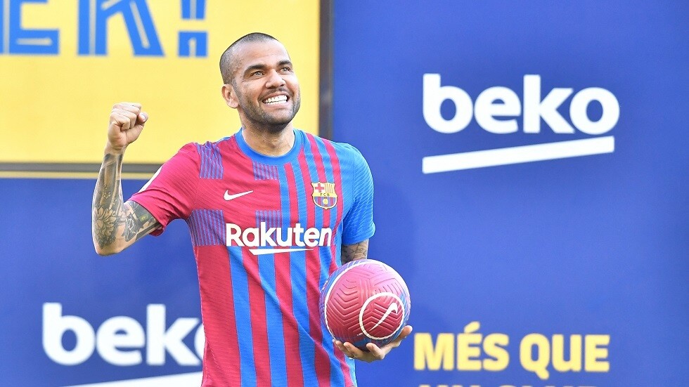 تدنيس شعار برشلونة.. رد فعل داني ألفيس (فيديو)