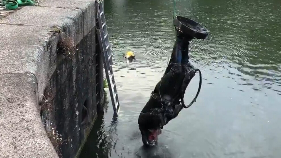 القضاء البريطاني يبرئ أربعة أشخاص حطموا تمثال تاجر عبيد في مدينة بريستول