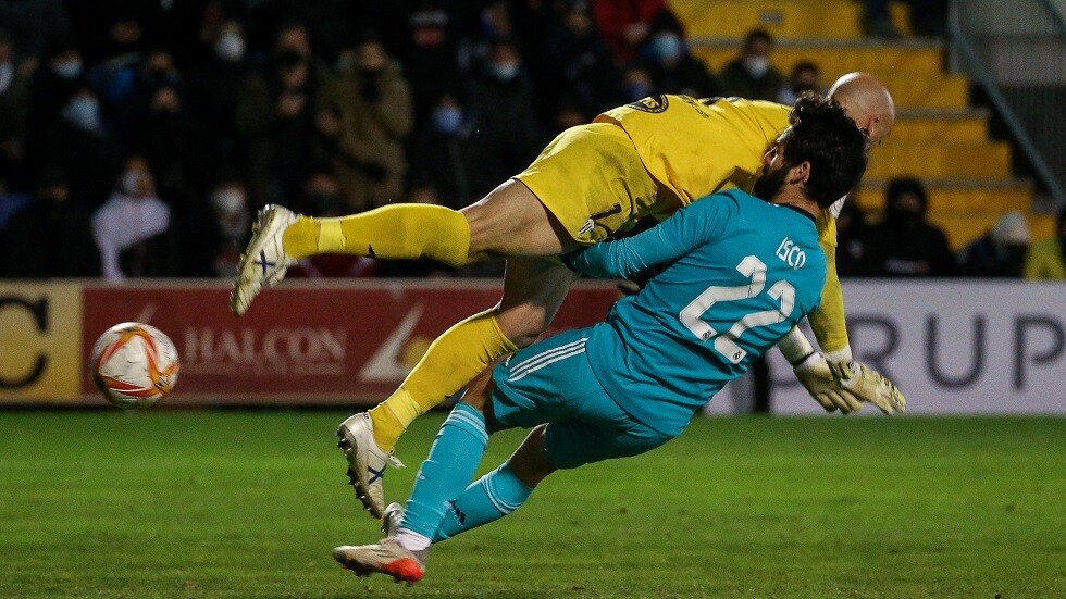 حارس مرمى ألكويانو يسجل هدفا لريال مدريد بأخمص قدمه (فيديو)