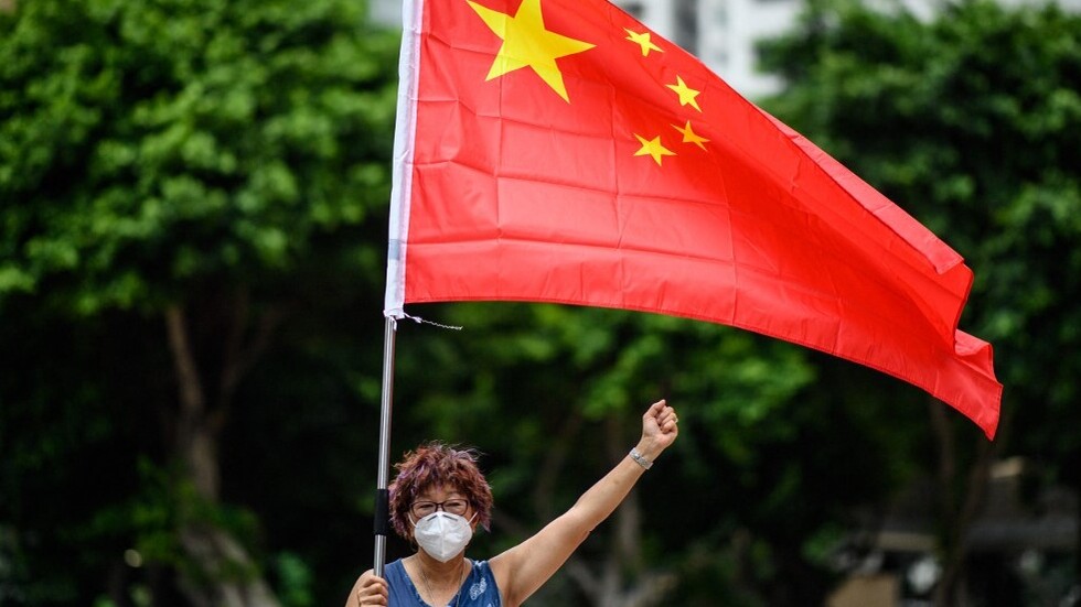 بكين تدعو واشنطن إلى السيطرة على انتشار كوفيد-19 بسبب قواعدها العسكرية