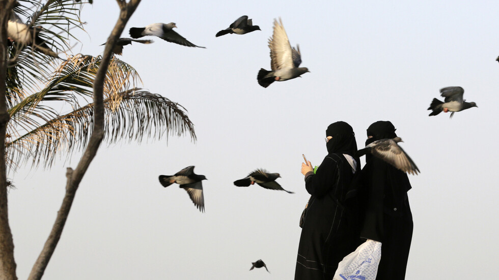 وزير سعودي: نسبة مشاركة السعوديات في سوق العمل تضاعفت إلى 35%