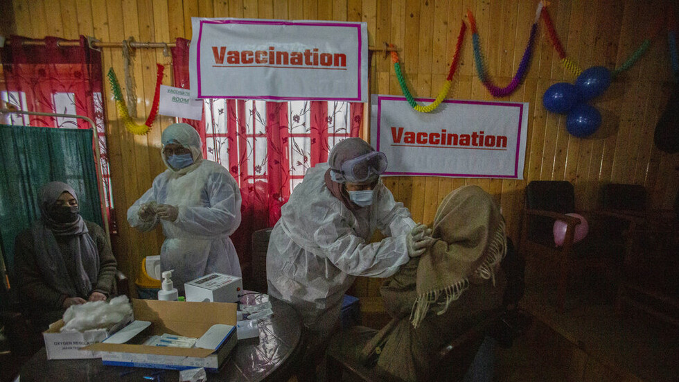 هندي يتلقى ما لا يقل عن 8 جرعات من لقاح كورونا