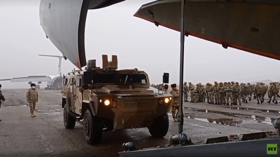 طائرتان روسيتان تنقلان قوات حفظ سلام قرغيزستانية إلى كازاخستان