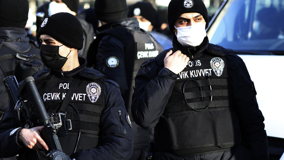 شاهد.. الشرطة التركية توقف 8 سوريين بسبب فيديو وتحضر لترحيلهم