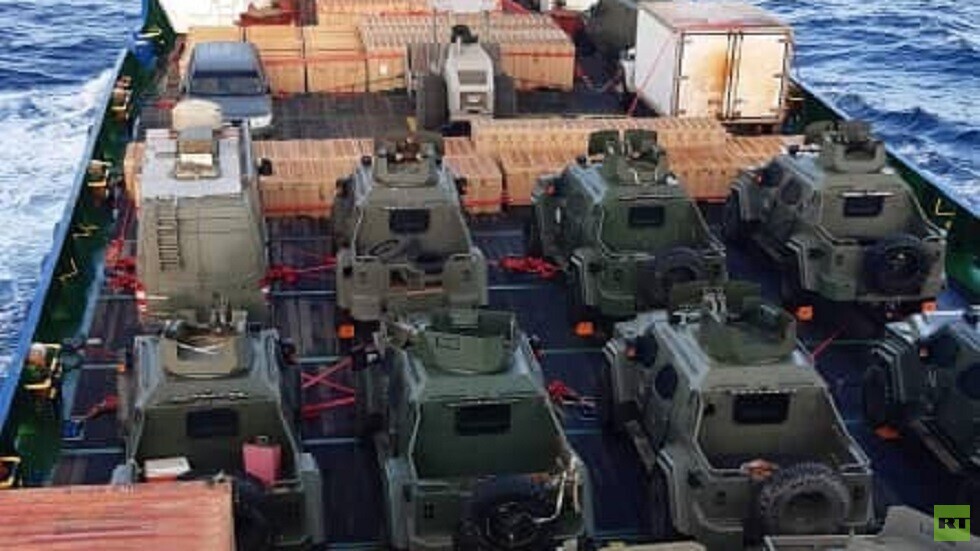 بالصور والفيديو.. الحوثيون يكشفون عن "نقل أسلحة ومعدات عسكرية" على السفينة الإماراتية المحتجزة