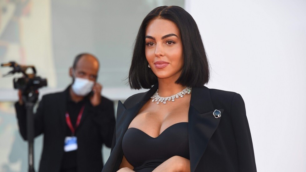 جورجينا تكشف كيف أنقذها رونالدو من برد الشتاء وحرارة الصيف والفقر (فيديو)