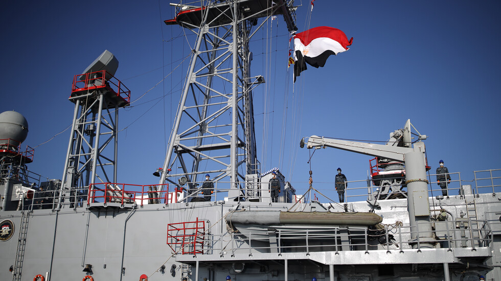 البحرية المصرية تنفذ تدريبا مشتركا مع القوات الأمريكية في البحر الأحمر