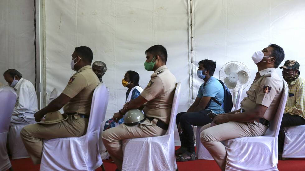 الهند تبدأ بإعطاء جرعات معززة لمواجهة زيادة تفشي "أوميكرون"