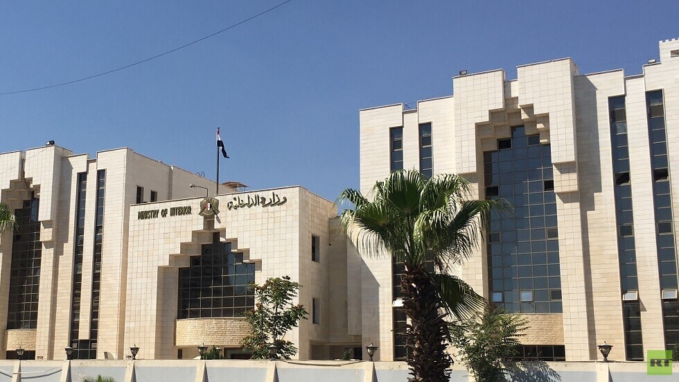 بينها ابتزاز ذوي الموقوفين.. الداخلية السورية تقبض على شخص يمارس الاحتيال عبر مواقع التواصل