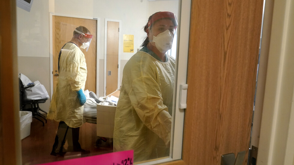 مستشفيات أمريكية تسمح لموظفيها المصابين بكورونا بمواصلة العمل