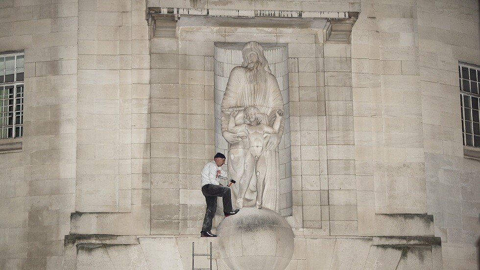 رجل يحاول إتلاف تمثال نحته فنان مهووس جنسيا بالأطفال