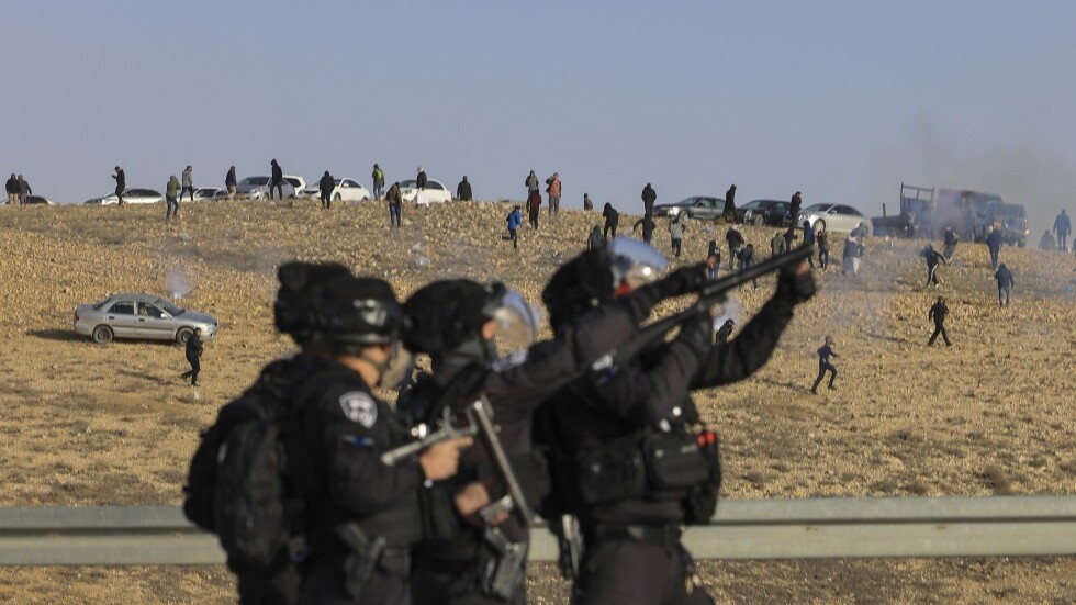 مواجهات عنيفة.. الشرطة الإسرائيلية تفرق بالقوة مظاهرة حاشدة في النقب (فيديو)