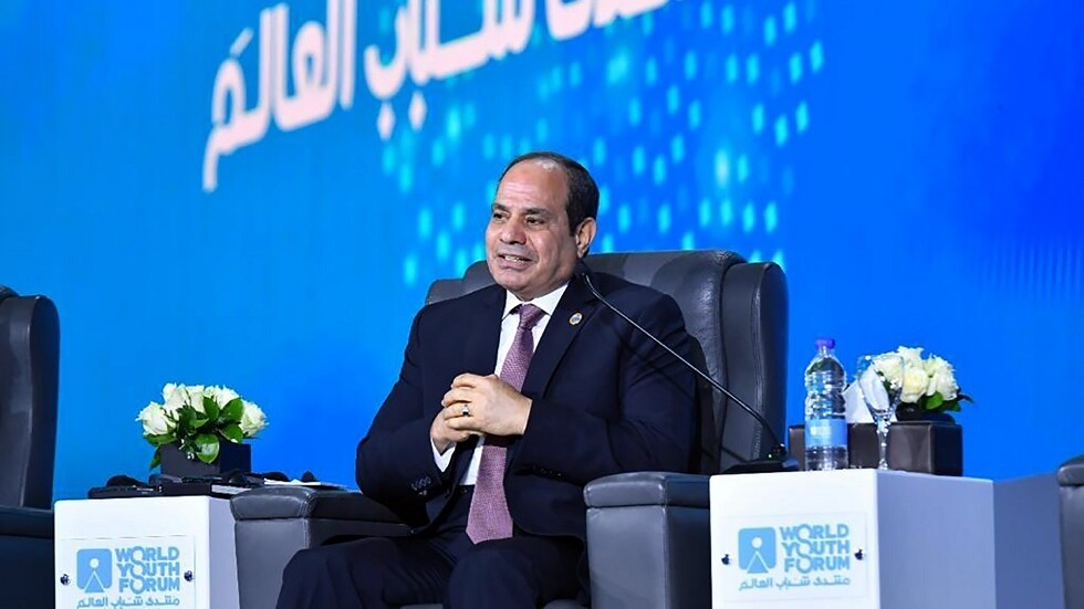 السيسي يبكي متأثرا بحديث إحدى الفتيات في حفل ختام منتدى شباب العالم (فيديو)