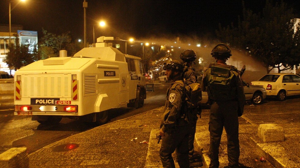 فلسطينيون يحرقون دورية أمن إسرائيلية خلال احتجاجات النقب