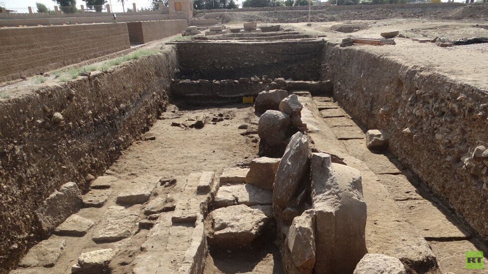 مصر.. الكشف عن تمثالين ملكيين في معبد الملك أمنحتب الثالث (صور)