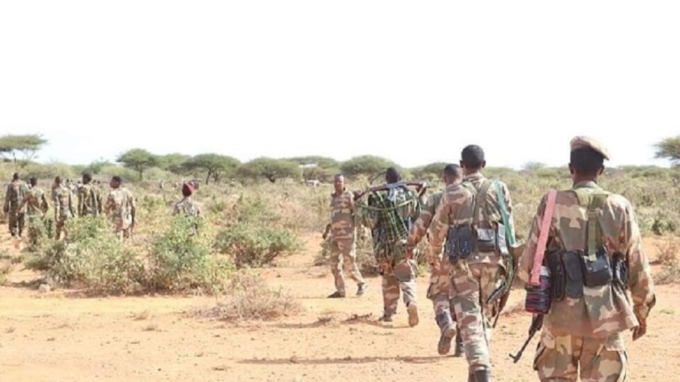 الجيش الصومالي يواصل عملياته ضد حركة "الشباب" ويدمر عدة قواعد تابعة لها