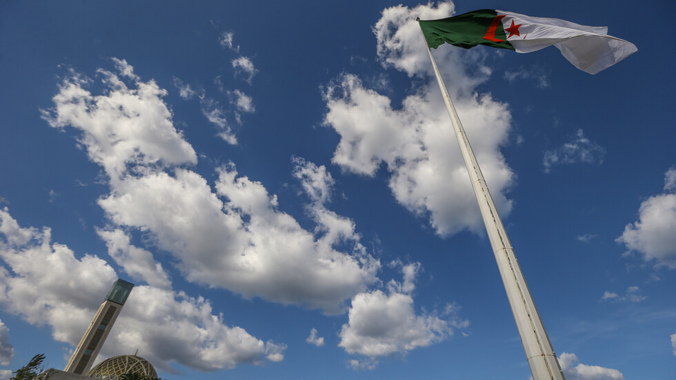 مصليات النساء تثير جدلا كبيرا في الجزائر