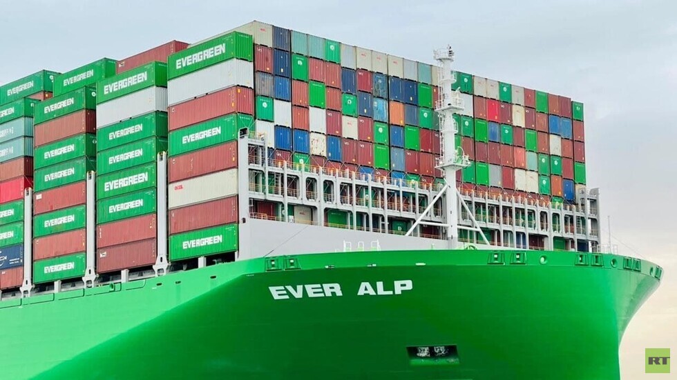 سفينة الحاويات العملاقة EVER ALP تعبر قناة السويس في رحلتها الأولى من الجنوب (صور)