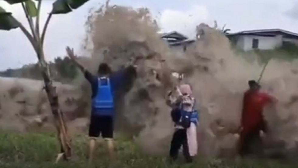 مواطنون يتحدون تسونامي في جزيرة تونغا في الهادئ - فيديو