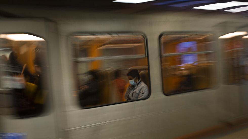 كن حذرا عند الانتظار! .. شاب يدفع امرأة أسفل عجلات قطار مترو الأنفاق في بروكسل لكن الحظ يبتسم لها