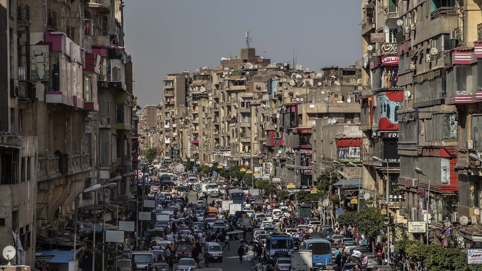 مصر.. أم تروي رحلتها المريرة لعلاج نجلها من مرض يذيب جسمه أمام عينيها