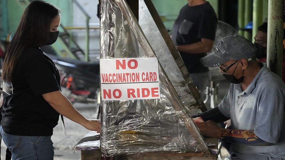 الفلبين تمنع غير الملقحين ضد كوفيد-19 من استخدام النقل العام