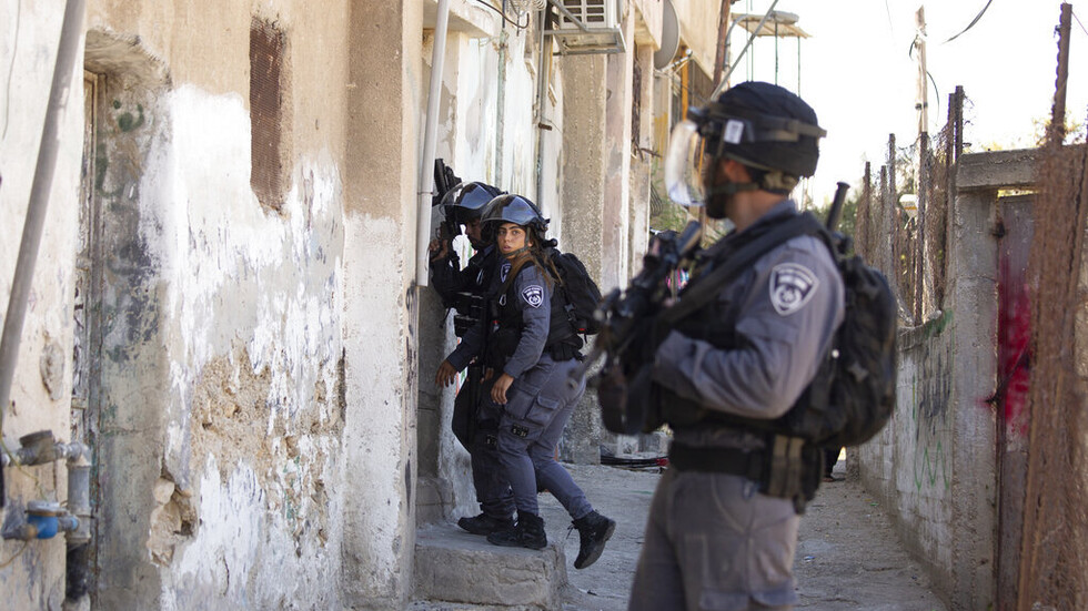 القدس.. طرد عائلة مقدسية من منزلها في حي الشيخ جراح وصاحب الدار يهدد بحرق نفسه