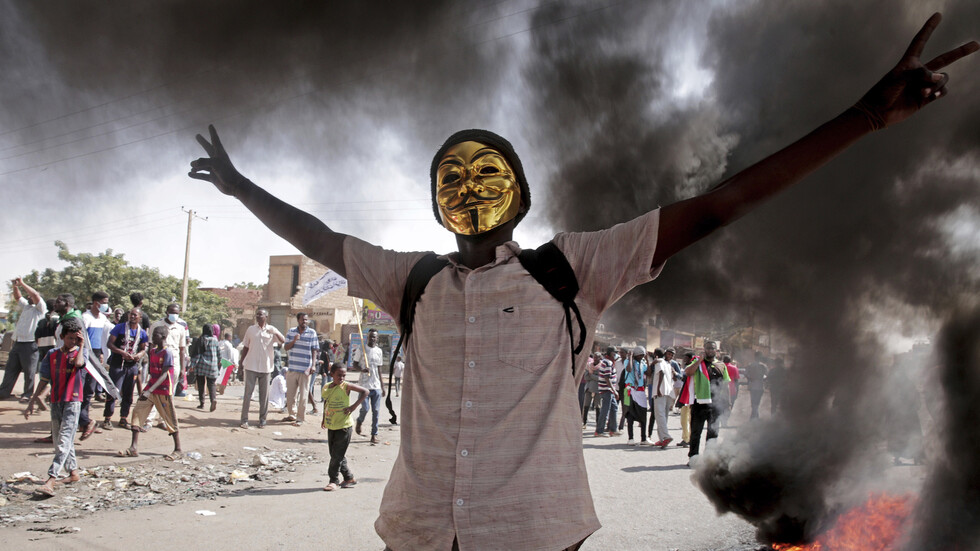 "فرانس برس": الشرطة السودانية تطلق الغاز المسيل للدموع لتفريق آلاف المحتجين في الخرطوم