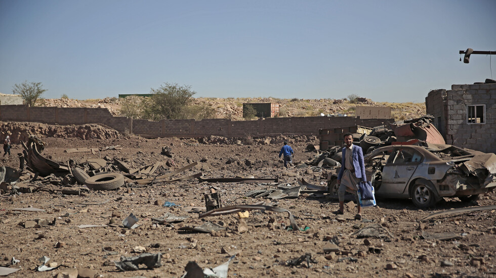 التحالف العربي يعلن بدء توجيهه ضربات جوية تستهدف قيادات الحوثيين في صنعاء