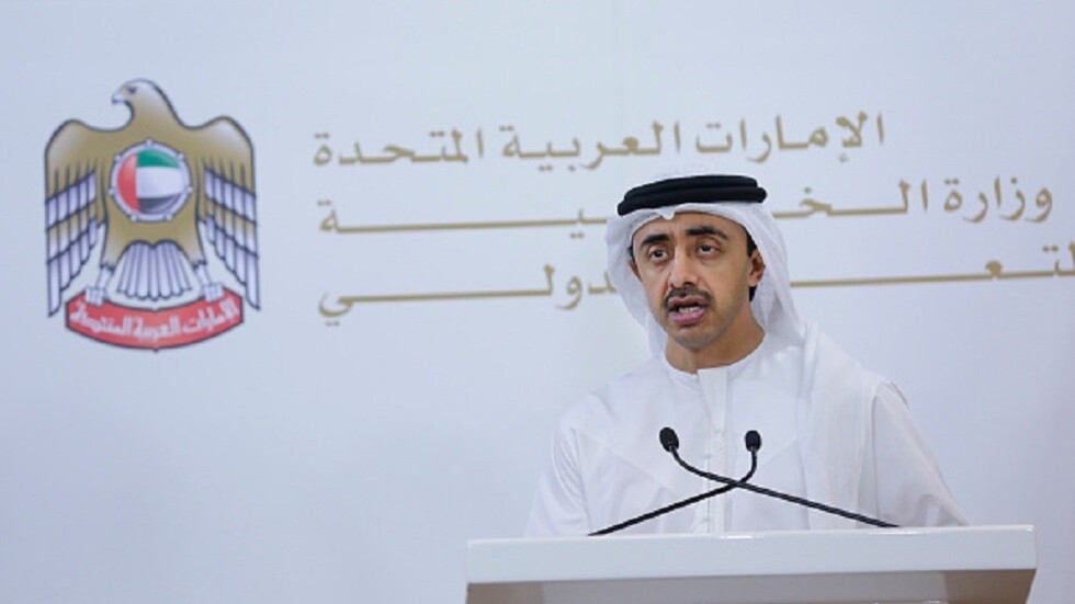 وزير الخارجية الإماراتي يطلب من نظيره الأمريكي تصنيف الحوثيين جماعة 