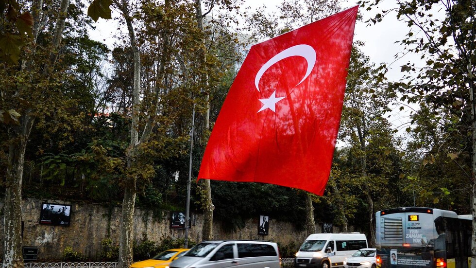 تركيا.. غرامة 18 ألف ليرة لمركز علّق لافتة منددة بارتفاع الأسعار