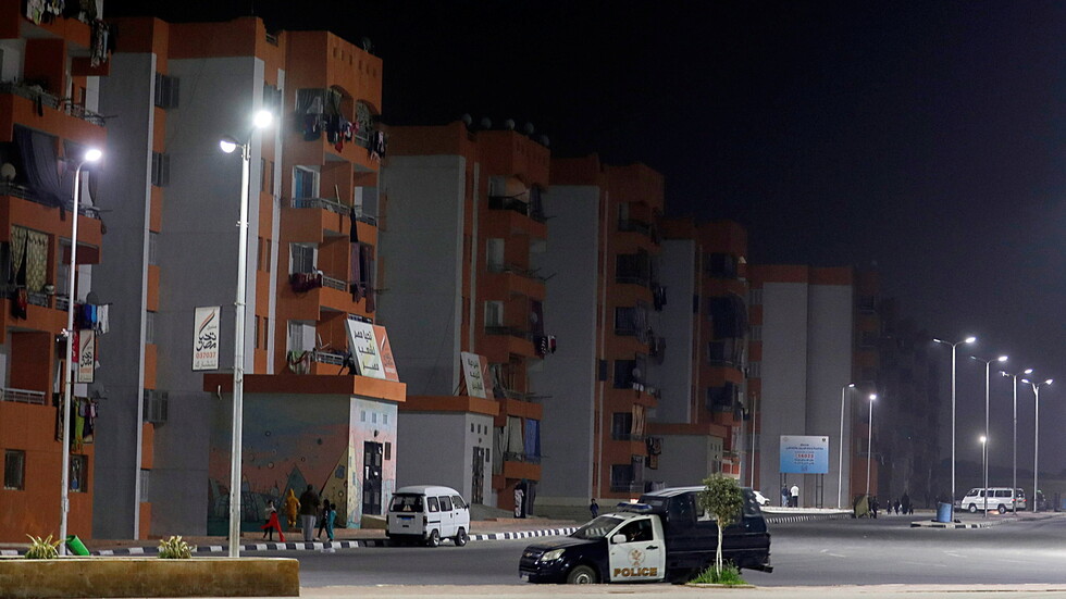 سرقة ملايين الجنيهات من المصريين وتهريبها للخارج عبر "الرمال البيضاء"